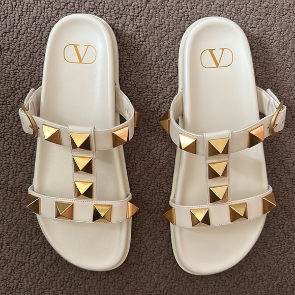NEW! VALENTINO GARAVANI Roman Stud Leather Slides - Picture 8 of 14